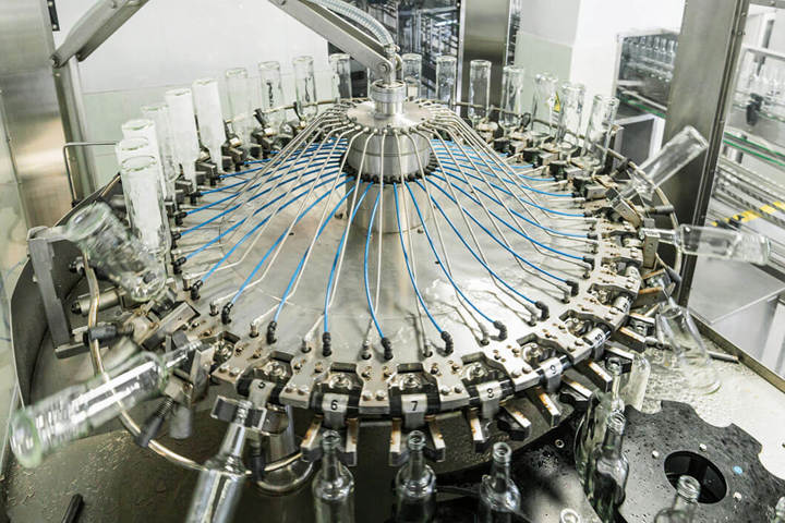 The machine for washing glass bottles.