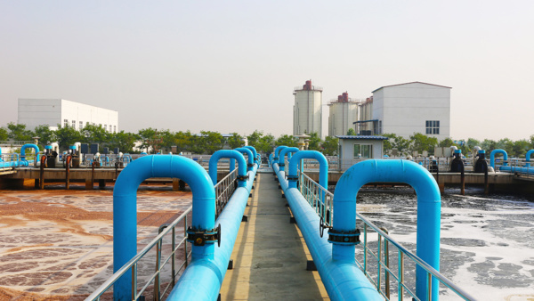 Water treatment tank with waste water with aeration process.